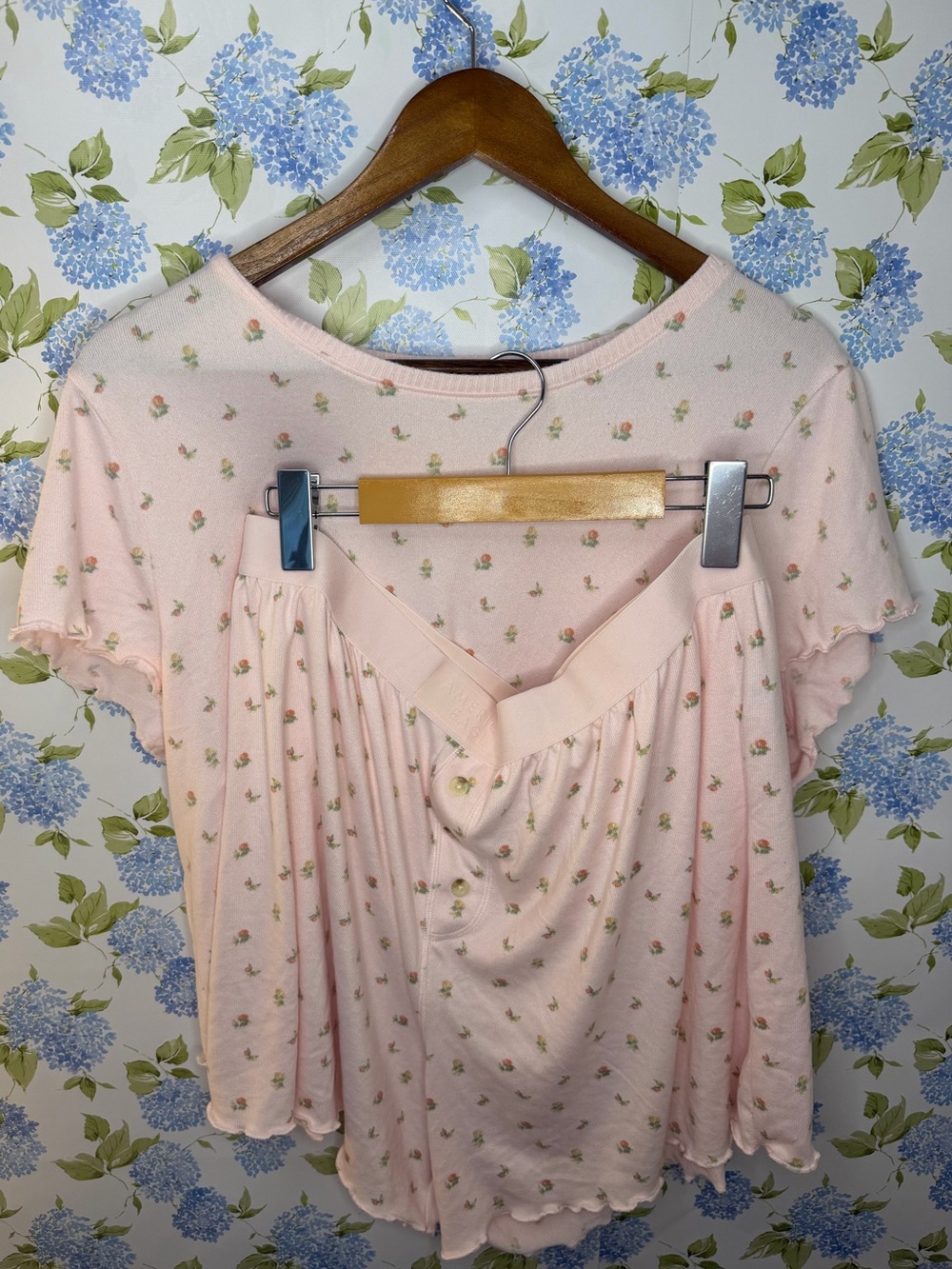 American Eagle Outfitters Pale Pink Floral Ribbed Tee + shorts XXL